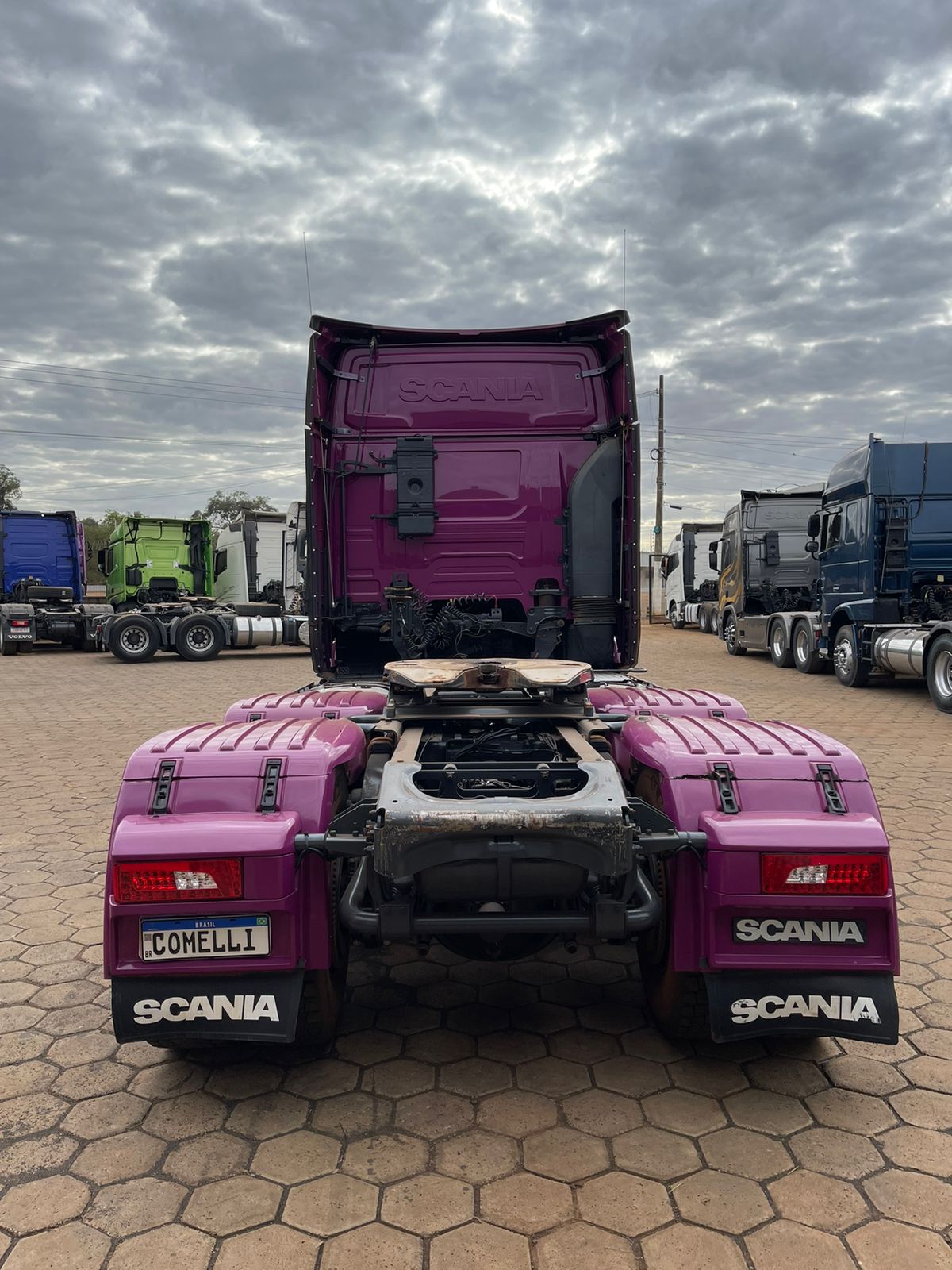 Marca/Modelo: Scania/R540 Ano/Modelo: 21/21 Tração: 6x4 molas Quilometragem: 283k Cor: Roxo Retarder: Sim Geladeira: Sim