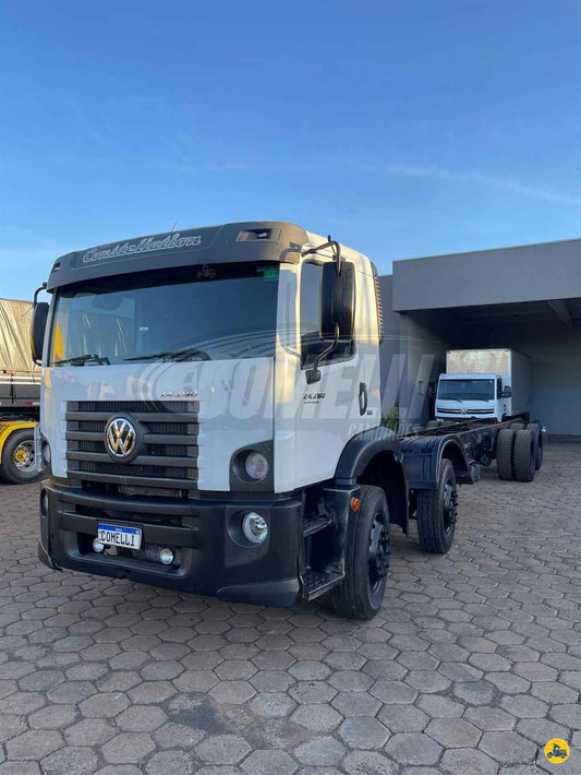 Marca/Modelo: Volkswagen/24.280  Ano/Modelo: 2014/2015  Quilometragem: 942k  Tração: 8x2  Cor: Branco  Dimensão Chassis: