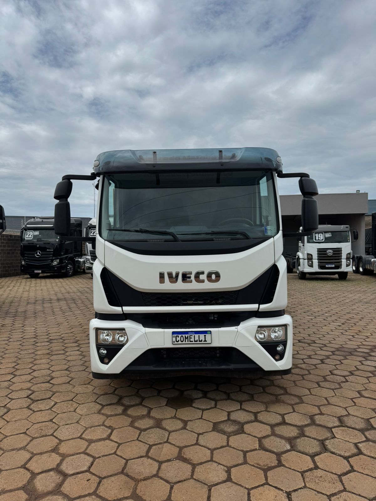 Marca/Modelo: IVECO TECTOR GUINCHO MUNK/ Ano/Modelo: 22/22 Tração: 6x2 molas Quilometragem:588k Cor: Branco