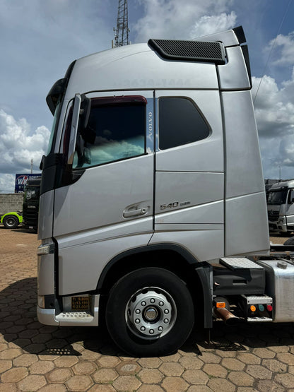 Marca/ Modelo: FH 460 Ano/Modelo: 19/20 Quilometragem: 660 K Tração: 6x4 Cor: Prata