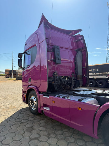 Marca/Modelo: Scania/540 Ano/Modelo: 21/21 Tração: 6x4 molas Quilometragem: 250k Cor: Roxo