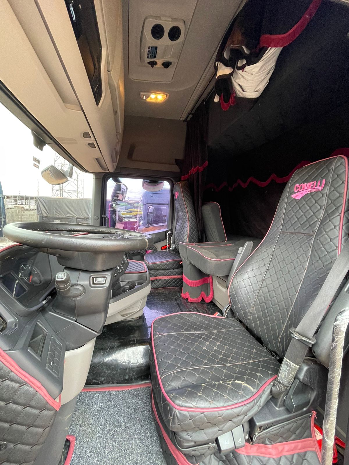 Marca/Modelo: Scania/R540 Ano/Modelo: 21/21 Tração: 6x4 molas Quilometragem: 283k Cor: Roxo Retarder: Sim Geladeira: Sim