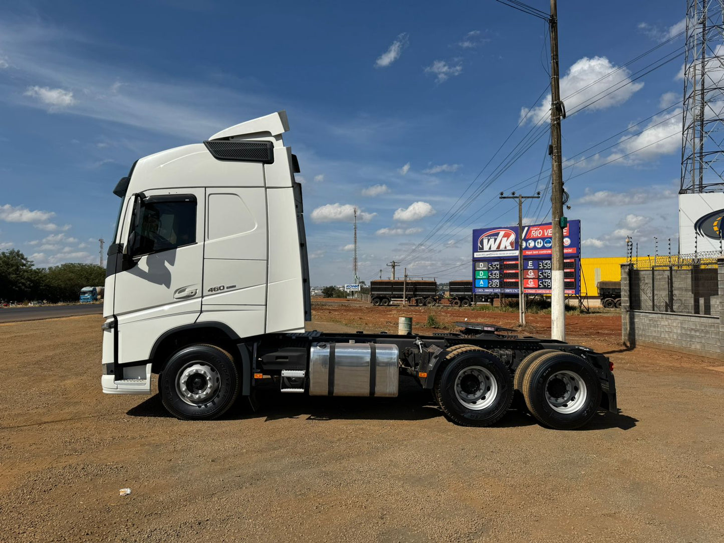 Marca/Modelo: Volvo/FH460 Ano/Modelo: 2020/2021  Tração: 6x2 molas  Cor: Branco  Quilometragem: 527k Automático, Ar-cond