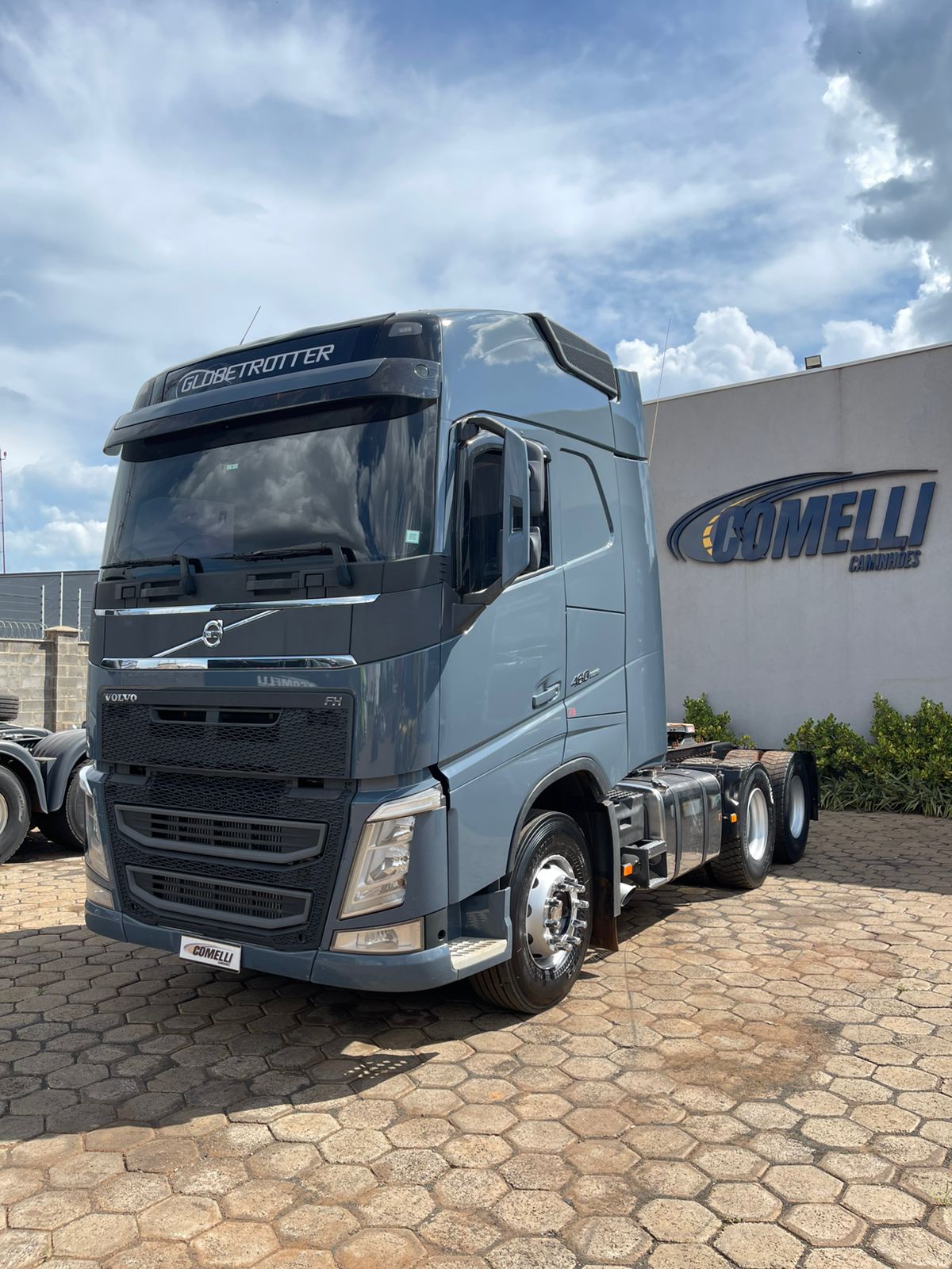 Marca/Modelo:Volvo FH 540/ Ano/Modelo: 21/21 Tração: 6x4molas Quilometragem:309k Cor: Cinza