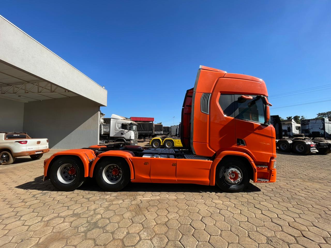 ➡️Marca/Modelo: Scania/R540 ➡️Ano/Modelo: 21/21 ➡️Tração: 6x4 molas ➡️Quilometragem: 308 ➡️Cor: Laranja  ➡️Retarder: Sim