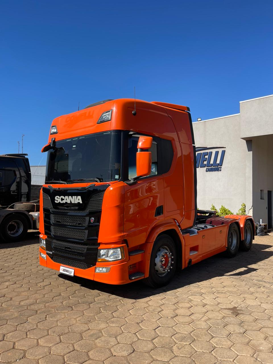 ➡️Marca/Modelo: Scania/R540 ➡️Ano/Modelo: 21/21 ➡️Tração: 6x4 molas ➡️Quilometragem: 308 ➡️Cor: Laranja  ➡️Retarder: Sim