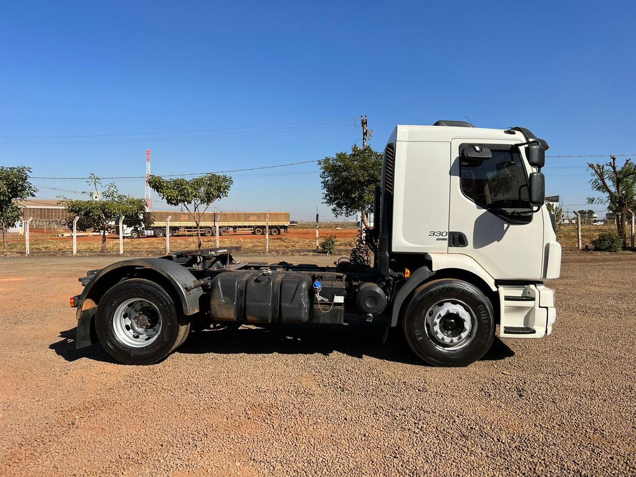 Marca/Modelo: VOLVO/VM 330  Ano/Modelo: 2017/2018 Tração: Toco 4x2 Cor: Branco  Quilometragem: 437k  Câmbio: Automático