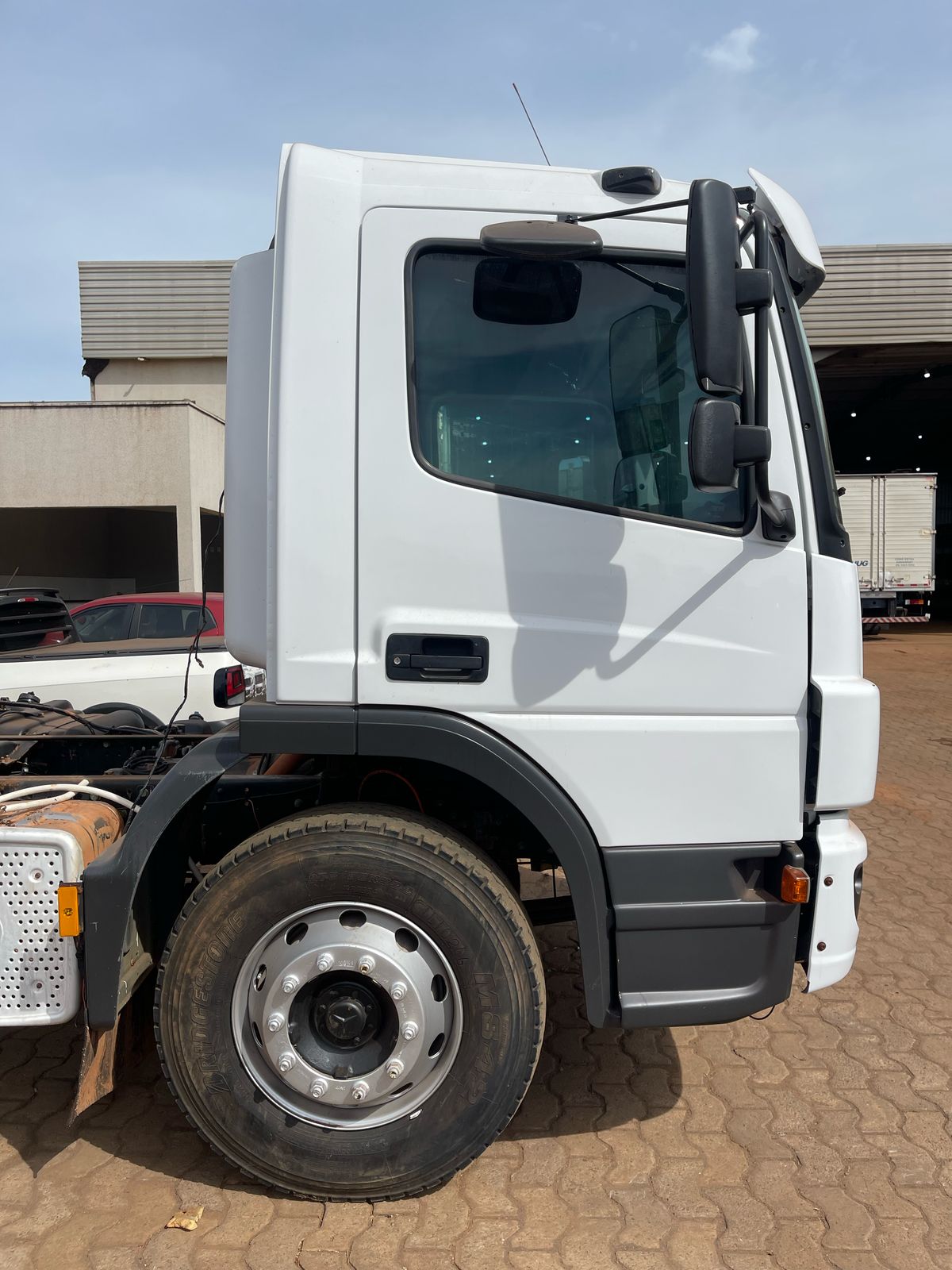 Marca/ Modelo: Mercedes-benz atego 1719 Ano/Modelo: 16/16 Quilometragem: 778K Tração: 4X2  Cor: Branco