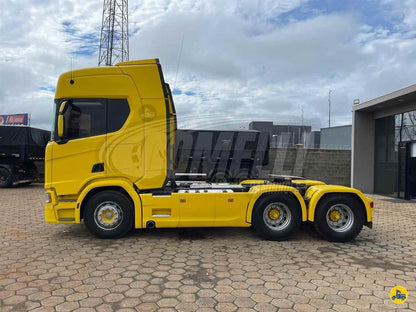 Marca/Modelo: Scania/R540  Ano/Modelo: 21/21  Tração: 6x4 molas  Quilometragem: 286k  Cor: Amarelo  Com Retarder, Gelade