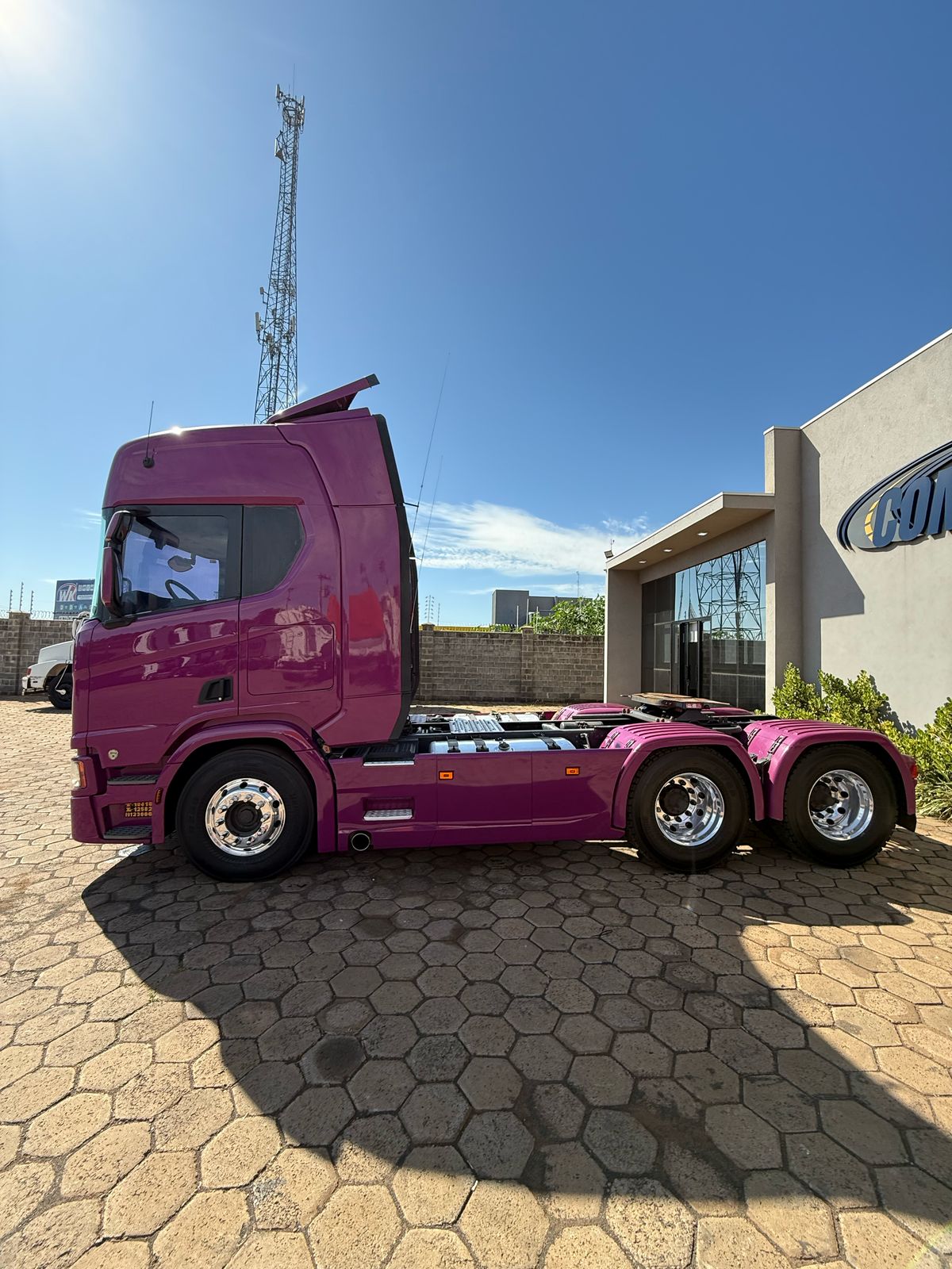 Marca/Modelo: Scania/540 Ano/Modelo: 21/21 Tração: 6x4 molas Quilometragem: 250k Cor: Roxo