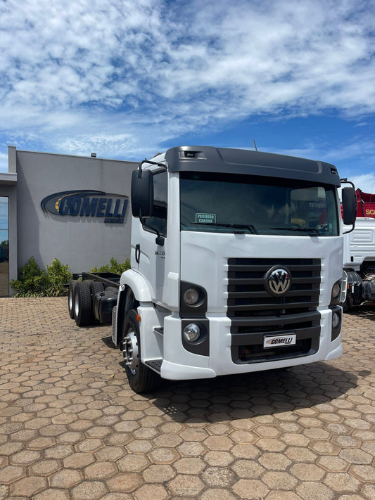 Marca/Modelo: Caminhão V.M 24.330 / Ano/ Modelo:18/19 /Tração: 6x2 Quilometragem:  408kCor: Branco