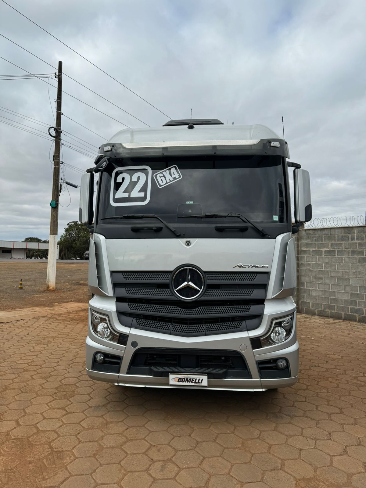 Marca/Modelo: Mercedes /2651  Ano/Modelo: 2022/2022  Quilometragem: 167k Tração: 6x4  Cor: Prata