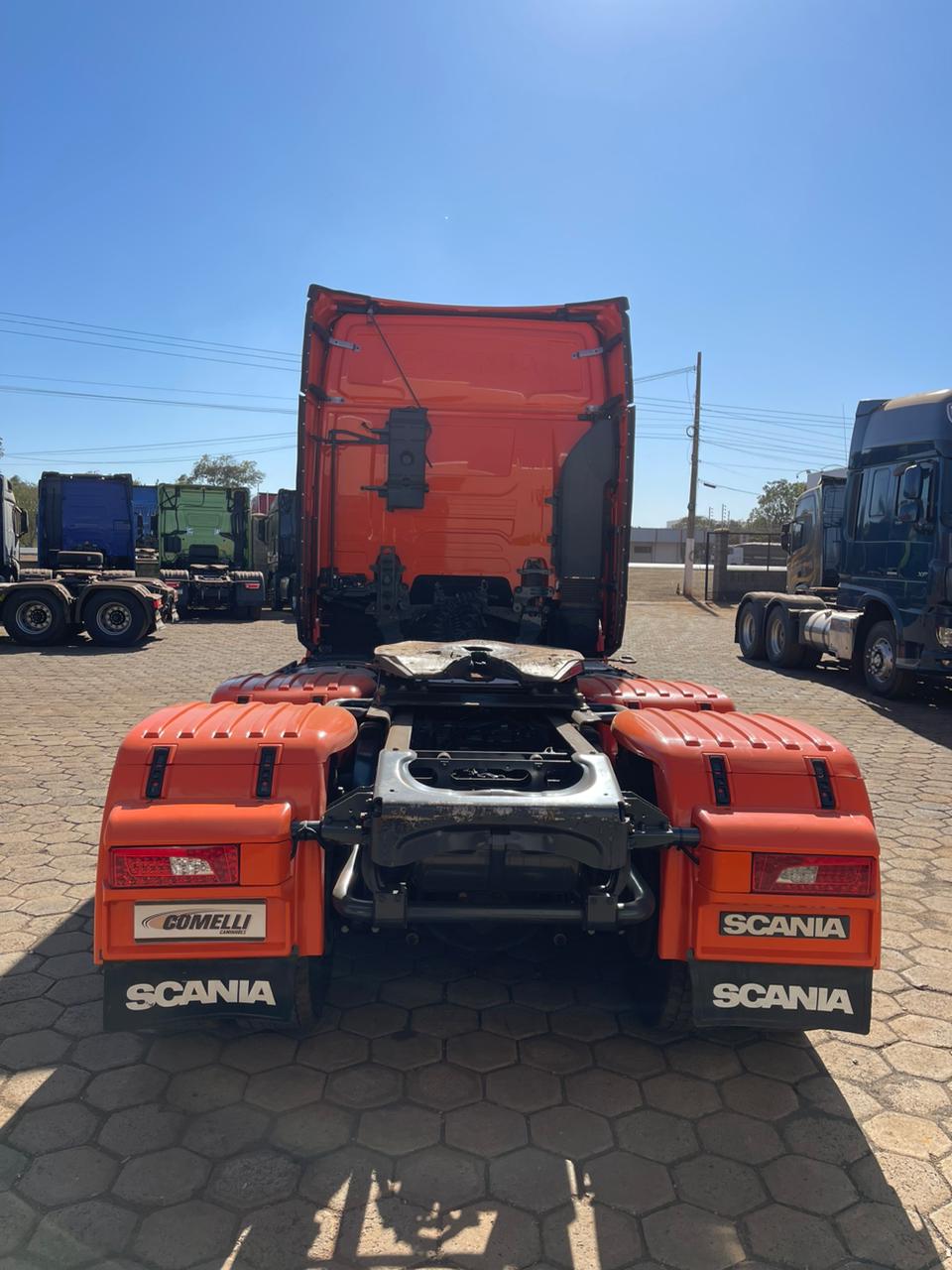 ➡️Marca/Modelo: Scania/R540 ➡️Ano/Modelo: 21/21 ➡️Tração: 6x4 molas ➡️Quilometragem: 308 ➡️Cor: Laranja  ➡️Retarder: Sim