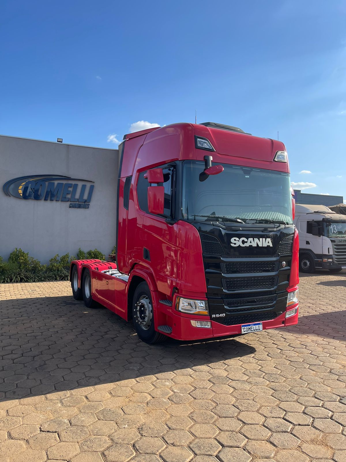 Marca/Modelo: Scania/R540 Ano/Modelo: 21/21 Tração: 6x4 molas Quilometragem: 248k Cor: Vermelho Retarder: Sim Geladeira: