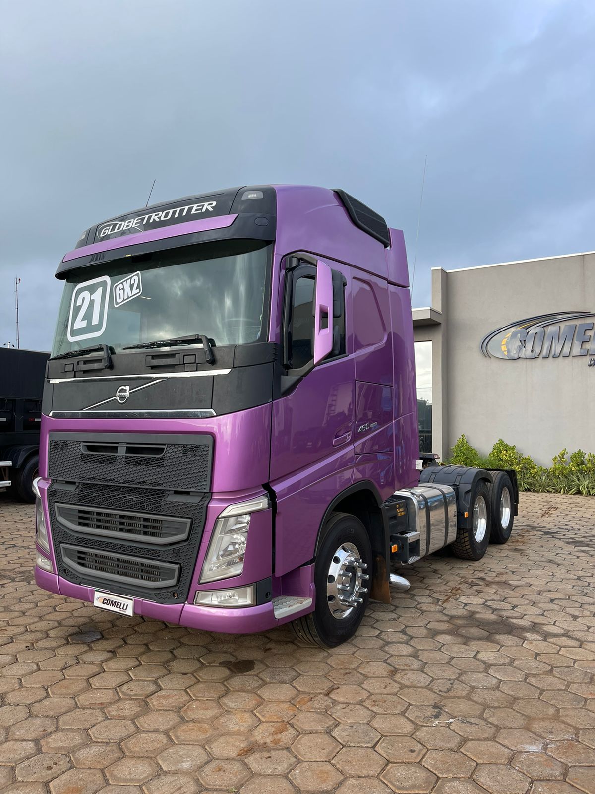 Marca/Modelo: Volvo/FH460 Ano/Modelo: 21/21 Tração: 6x2 molas Cor: Roxo Metálico Quilometragem: 425k Automático Ar-condi