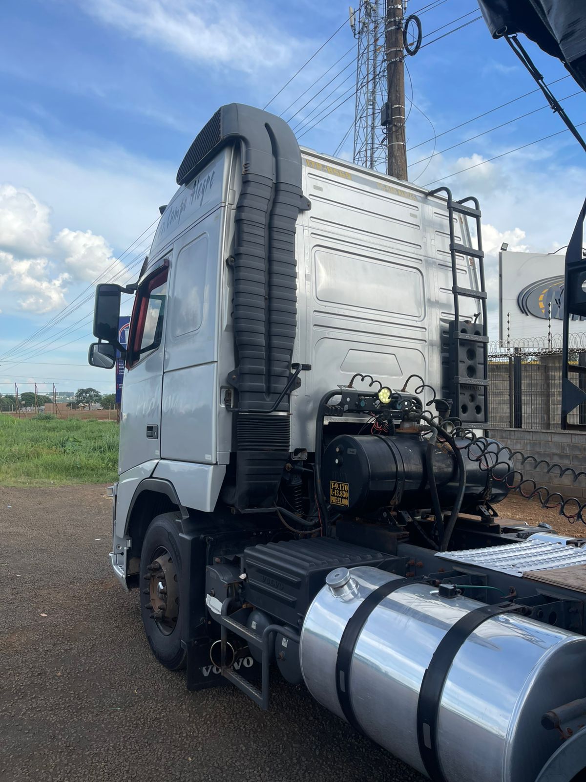 Marca/Modelo: Conjunto Volvo FH 540+Rodo-caçamba guerra / Ano/ Modelo:12/12/Tração: 6x4 molas Quilometragem: 1062.000k