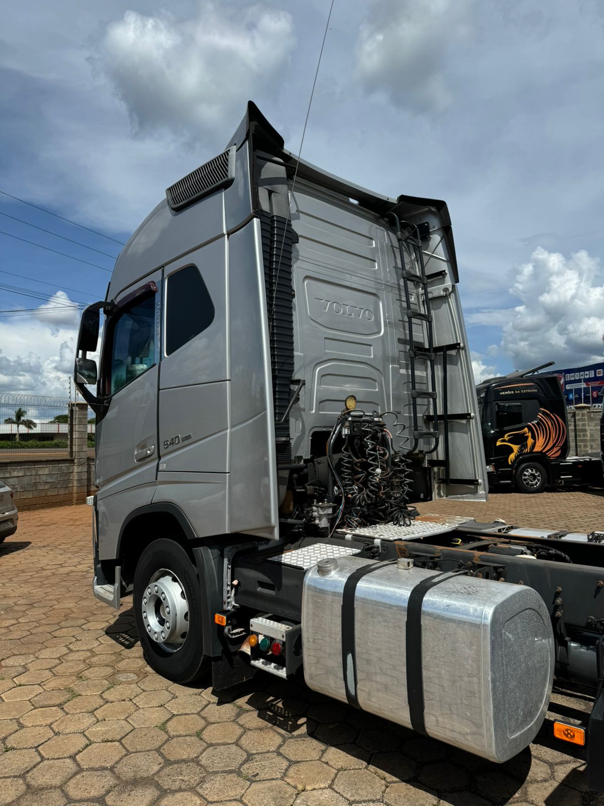 Marca/Modelo: Volvo FH 540 Globetroter Ano/Modelo: 19/20 Tração: 6x4 molas Quilometragem: 660k Cor: Prata