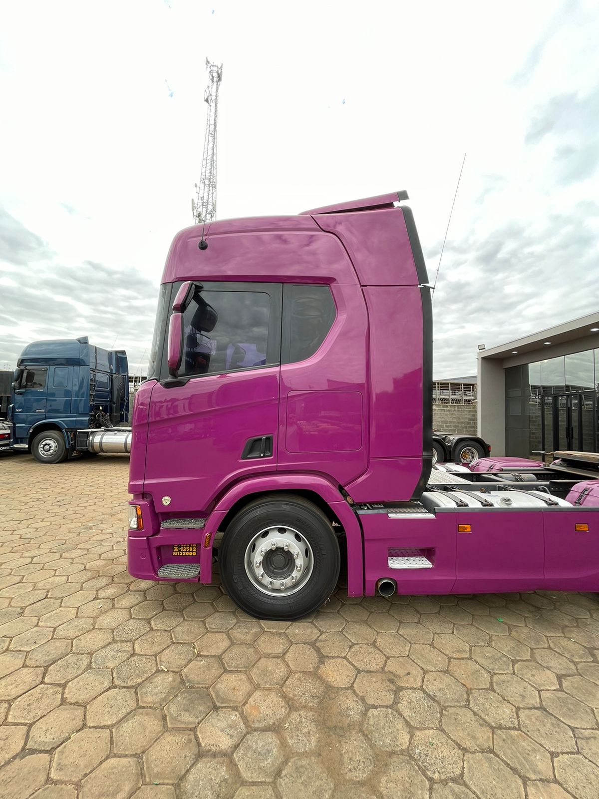 Marca/Modelo: Scania/R540 Ano/Modelo: 21/21 Tração: 6x4 molas Quilometragem: 283k Cor: Roxo Retarder: Sim Geladeira: Sim