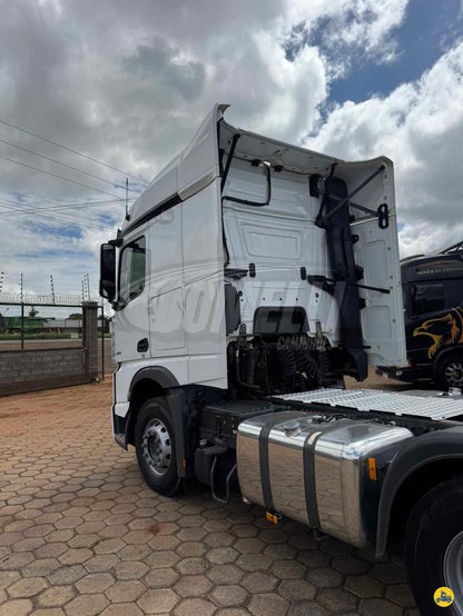 Marca/Modelo: Mercedez benz/ Ano/Modelo: 21/21/ Tração: 6x4 molas Quilometragem: 482k Cor: Branco