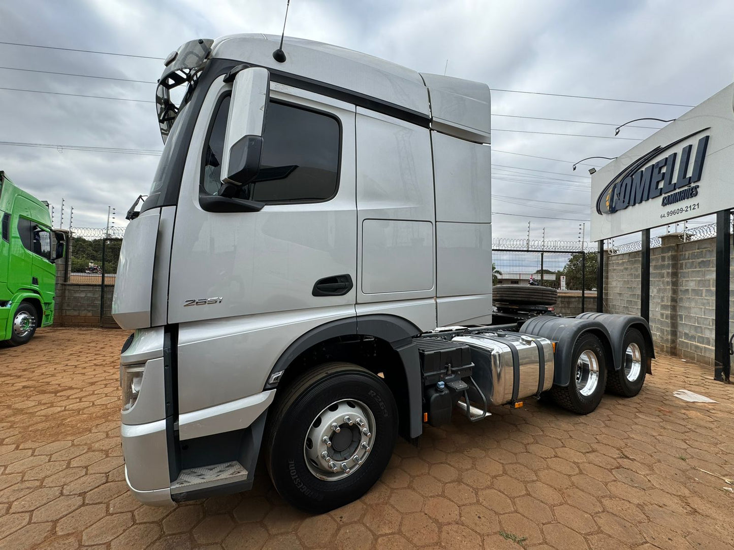 Marca/Modelo: Mercedes /2651  Ano/Modelo: 2022/2022  Quilometragem: 167k Tração: 6x4  Cor: Prata