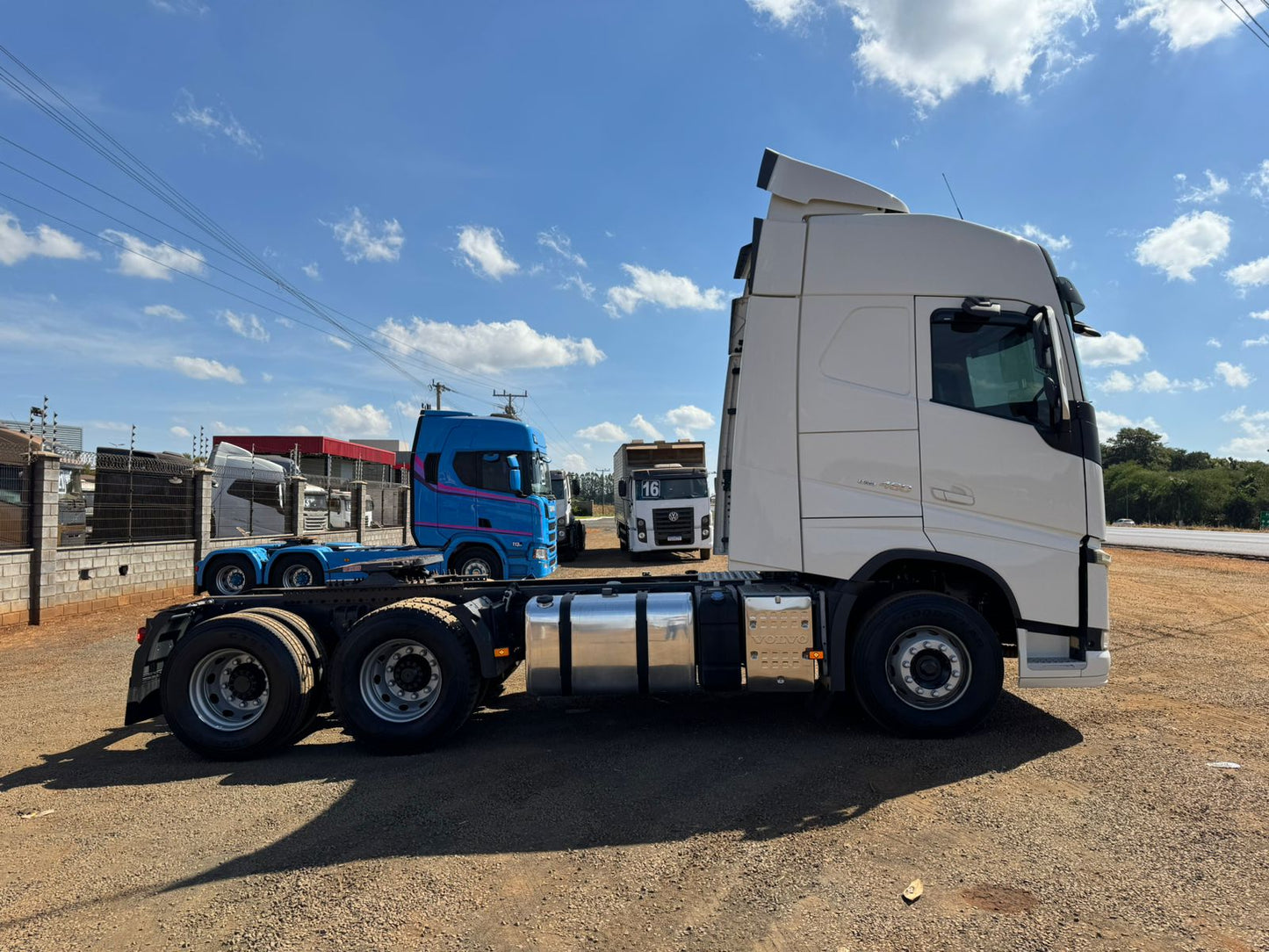 Marca/Modelo: Volvo/FH460 Ano/Modelo: 2020/2021  Tração: 6x2 molas  Cor: Branco  Quilometragem: 527k Automático, Ar-cond