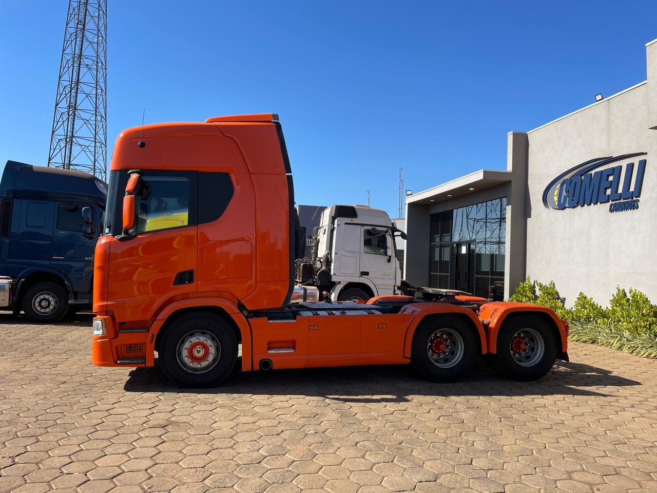 ➡️Marca/Modelo: Scania/R540 ➡️Ano/Modelo: 21/21 ➡️Tração: 6x4 molas ➡️Quilometragem: 308 ➡️Cor: Laranja  ➡️Retarder: Sim