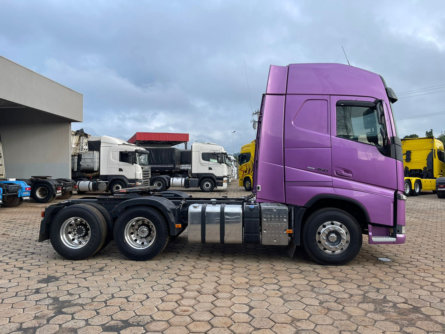 Marca/Modelo: Volvo/FH460 Ano/Modelo: 21/21 Tração: 6x2 molas Cor: Roxo Metálico Quilometragem: 425k Automático Ar-condi