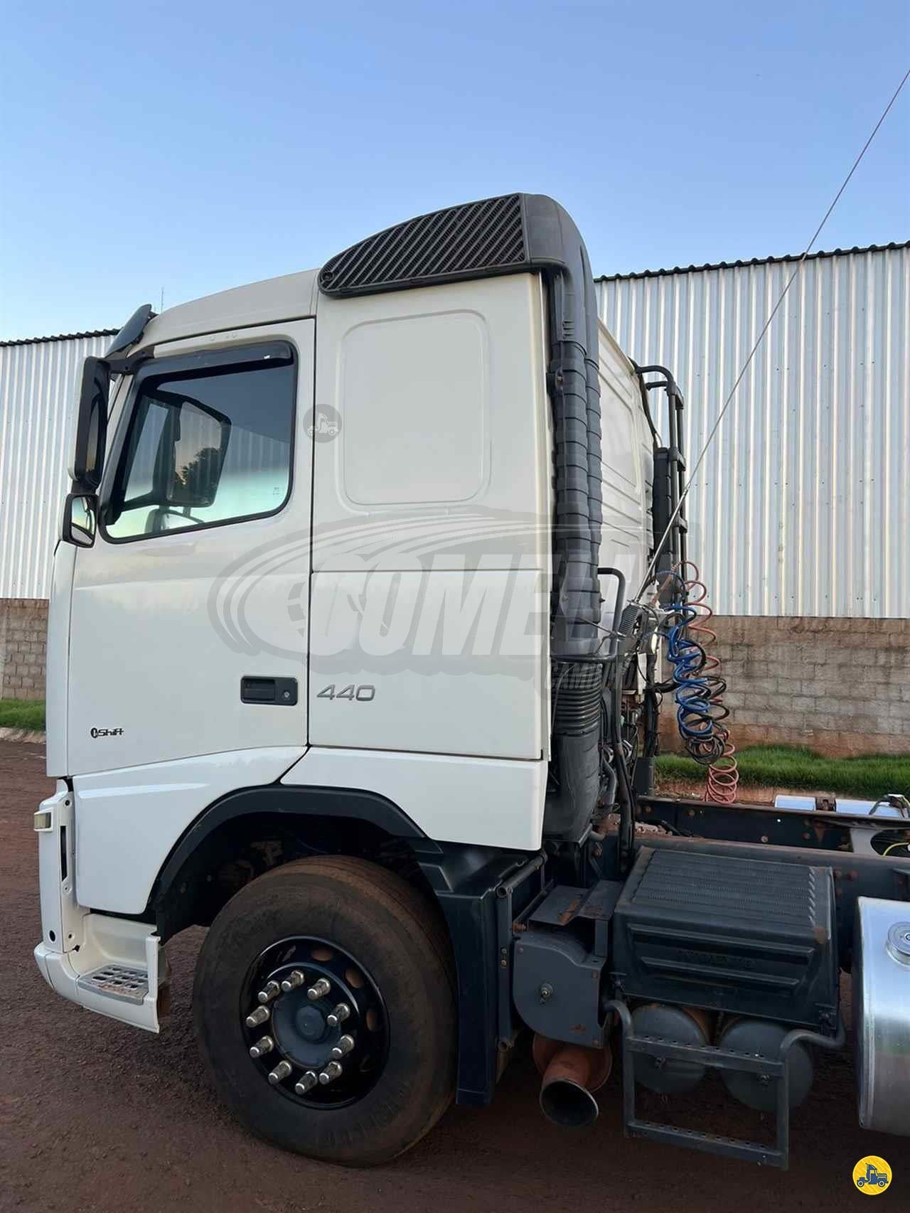 Marca/Modelo: Volvo/FH440  Ano/Modelo: 2011/2011  Quilometragem: 984k  Tração: 6x4 molas  Cor Branco  Ar- eletrcondicion