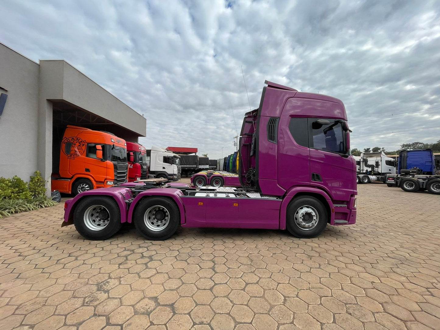 Marca/Modelo: Scania/R540 Ano/Modelo: 21/21 Tração: 6x4 molas Quilometragem: 283k Cor: Roxo Retarder: Sim Geladeira: Sim