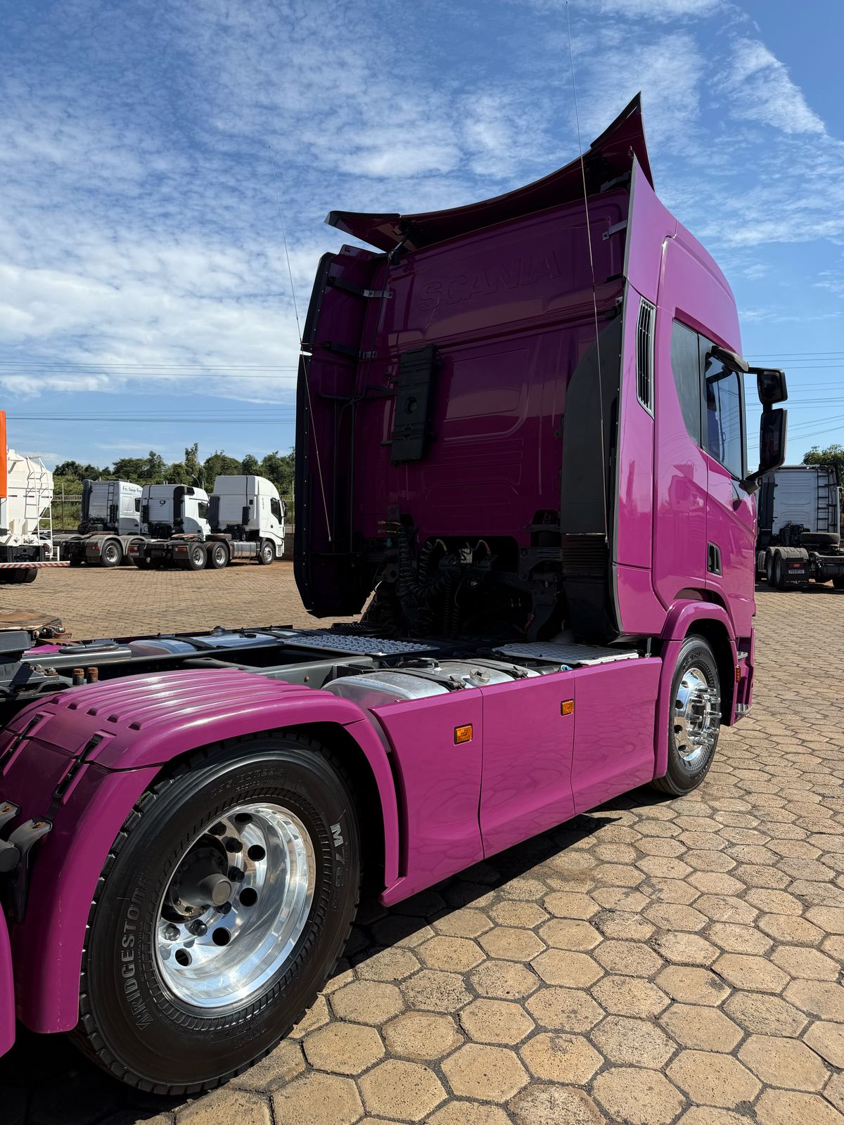 Marca/Modelo: Scania/540 Ano/Modelo: 21/21 Tração: 6x4 molas Quilometragem: 250k Cor: Roxo