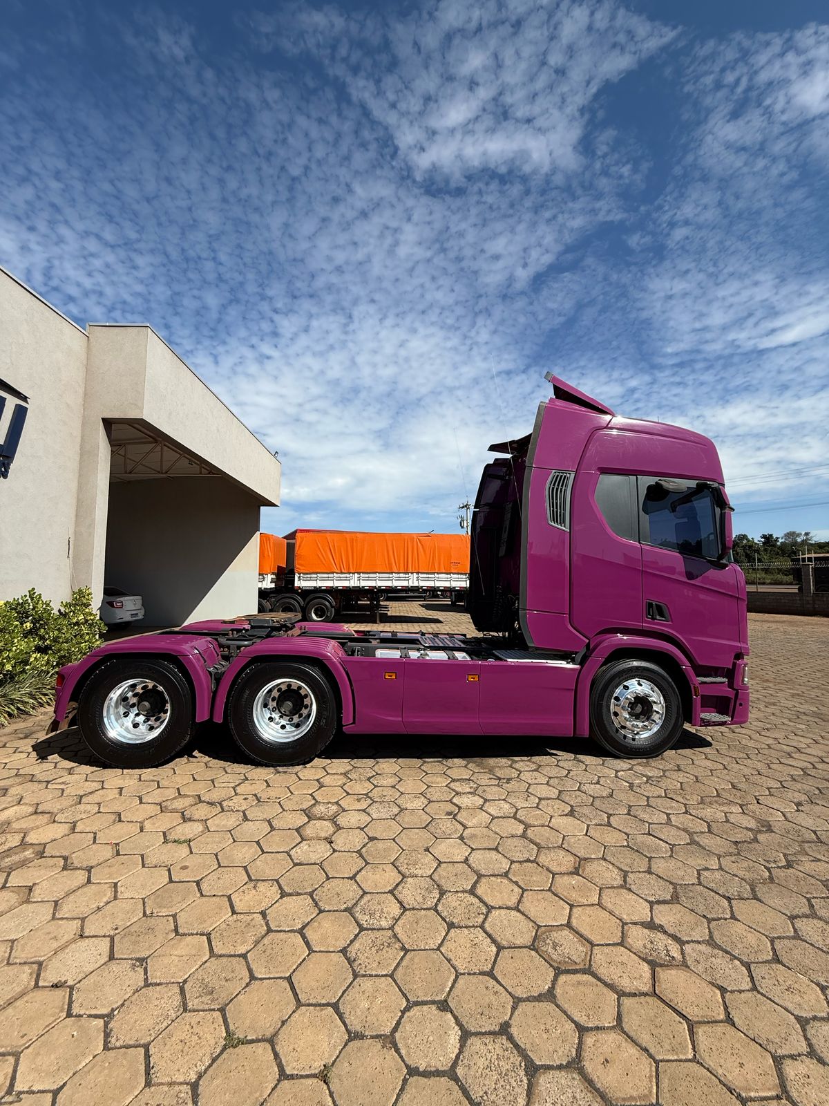 Marca/Modelo: Scania/540 Ano/Modelo: 21/21 Tração: 6x4 molas Quilometragem: 250k Cor: Roxo