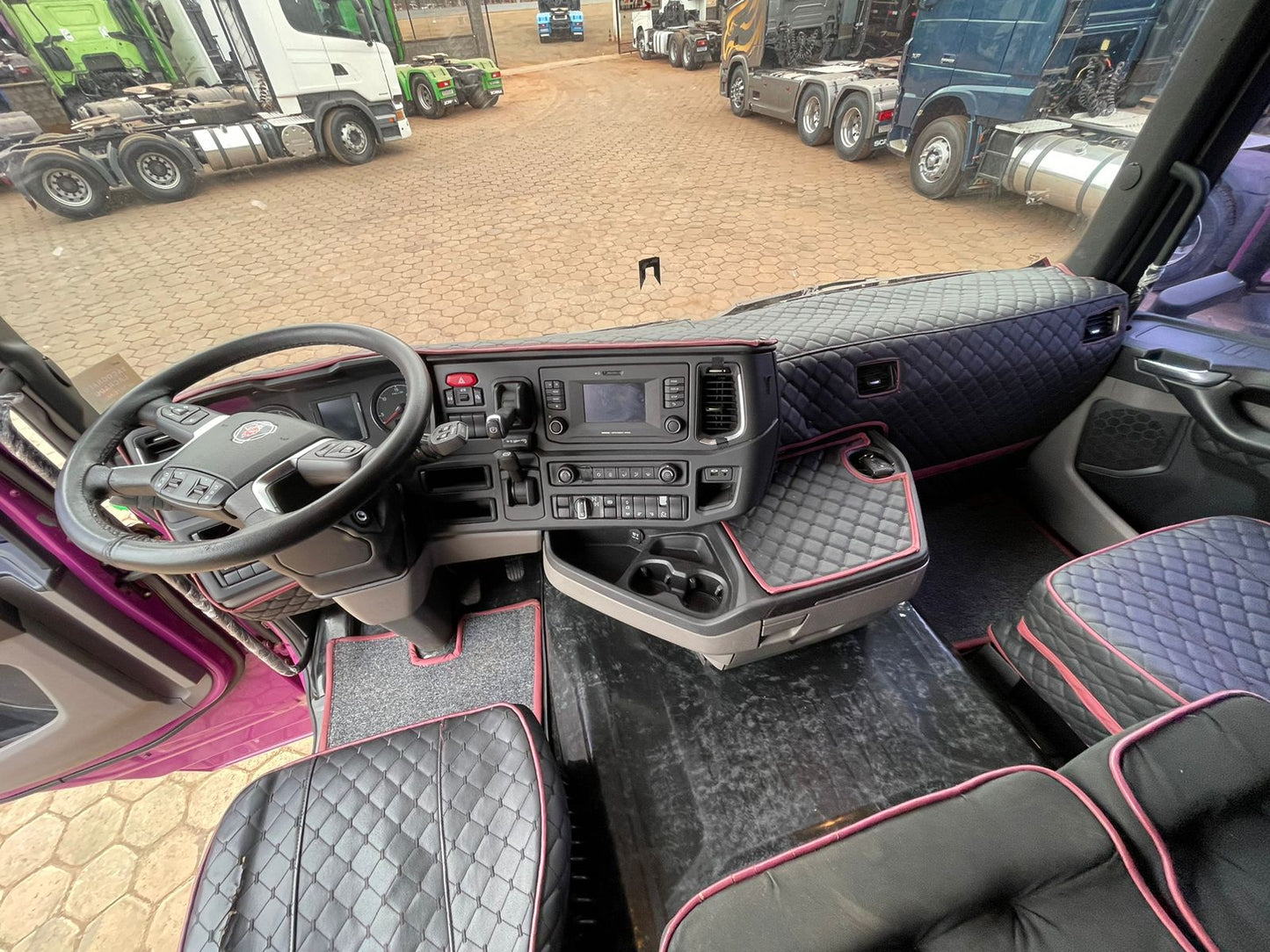 Marca/Modelo: Scania/R540 Ano/Modelo: 21/21 Tração: 6x4 molas Quilometragem: 283k Cor: Roxo Retarder: Sim Geladeira: Sim