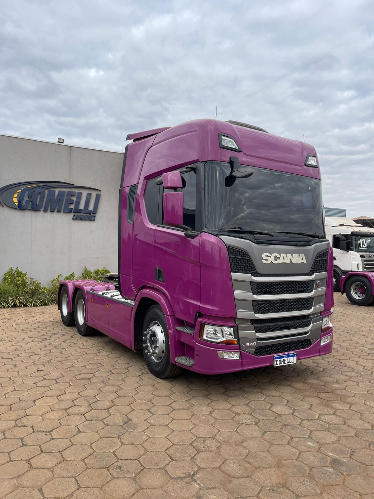 Marca/Modelo: Scania/R540 Ano/Modelo: 21/21 Tração: 6x4 molas Quilometragem: 283k Cor: Roxo Retarder: Sim Geladeira: Sim