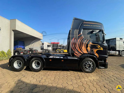 Marca/Modelo: Scania/540 Ano/Modelo: 21/21 Tração: 6x4 molas Quilometragem: 248 k Cor: Preto