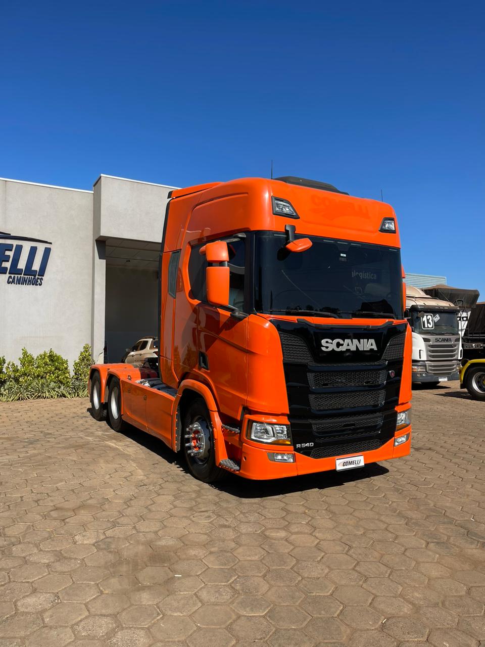 ➡️Marca/Modelo: Scania/R540 ➡️Ano/Modelo: 21/21 ➡️Tração: 6x4 molas ➡️Quilometragem: 308 ➡️Cor: Laranja  ➡️Retarder: Sim