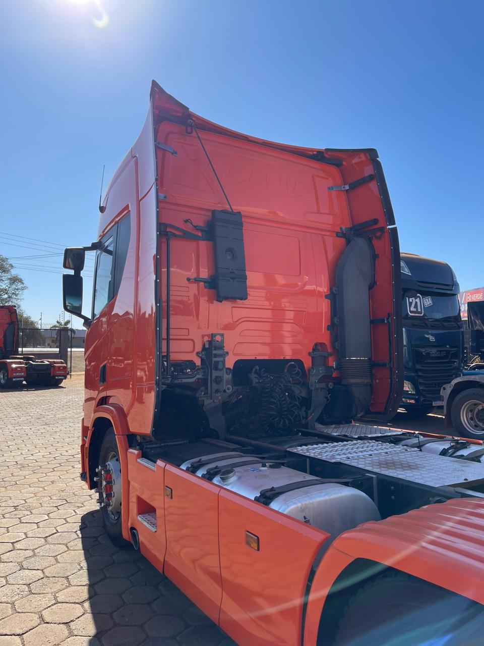 ➡️Marca/Modelo: Scania/R540 ➡️Ano/Modelo: 21/21 ➡️Tração: 6x4 molas ➡️Quilometragem: 308 ➡️Cor: Laranja  ➡️Retarder: Sim