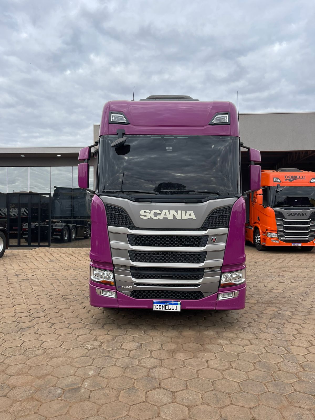 Marca/Modelo: Scania/R540 Ano/Modelo: 21/21 Tração: 6x4 molas Quilometragem: 283k Cor: Roxo Retarder: Sim Geladeira: Sim