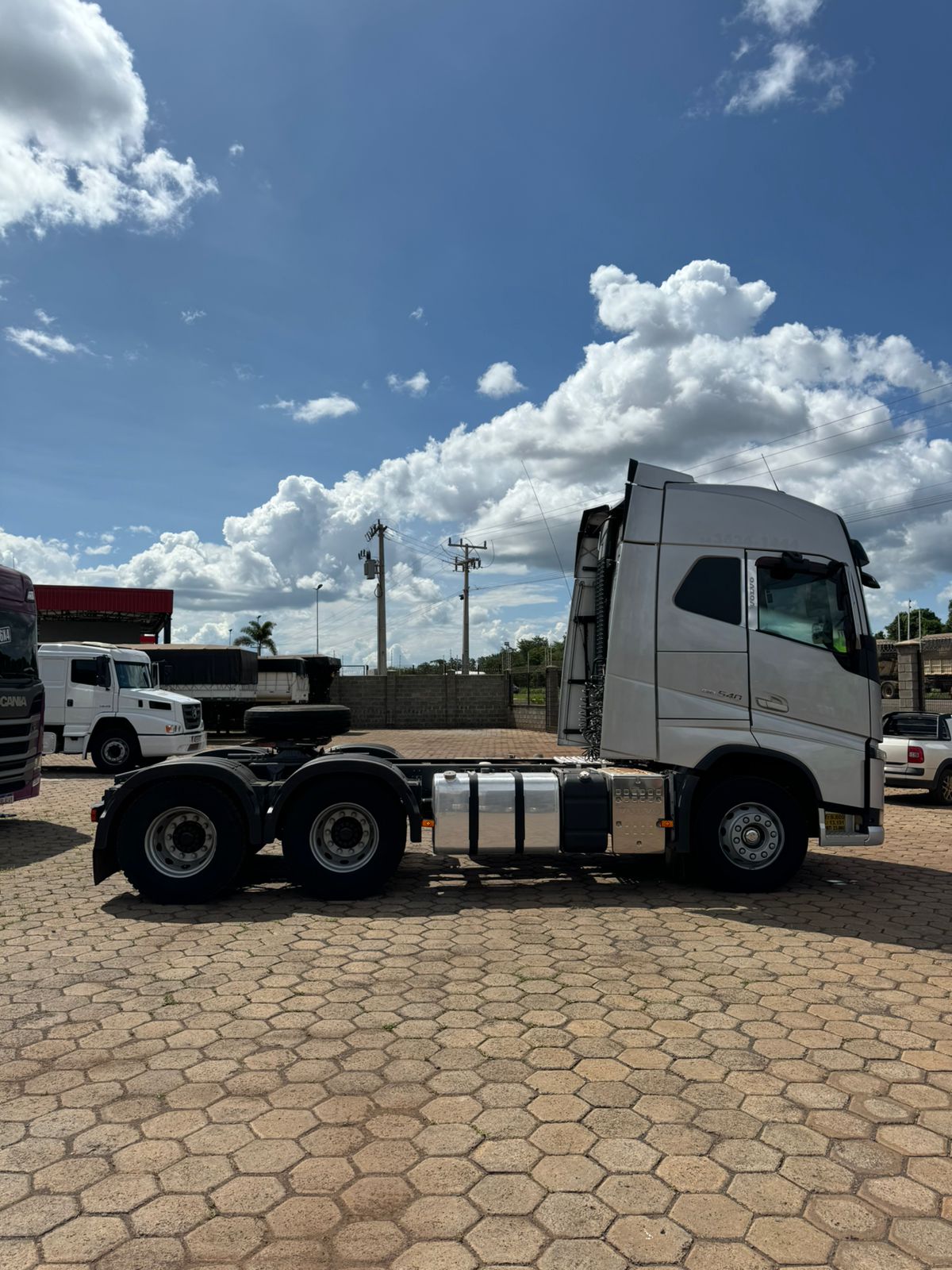 Marca/Modelo: Volvo FH 540 Globetroter Ano/Modelo: 19/20 Tração: 6x4 molas Quilometragem: 660k Cor: Prata