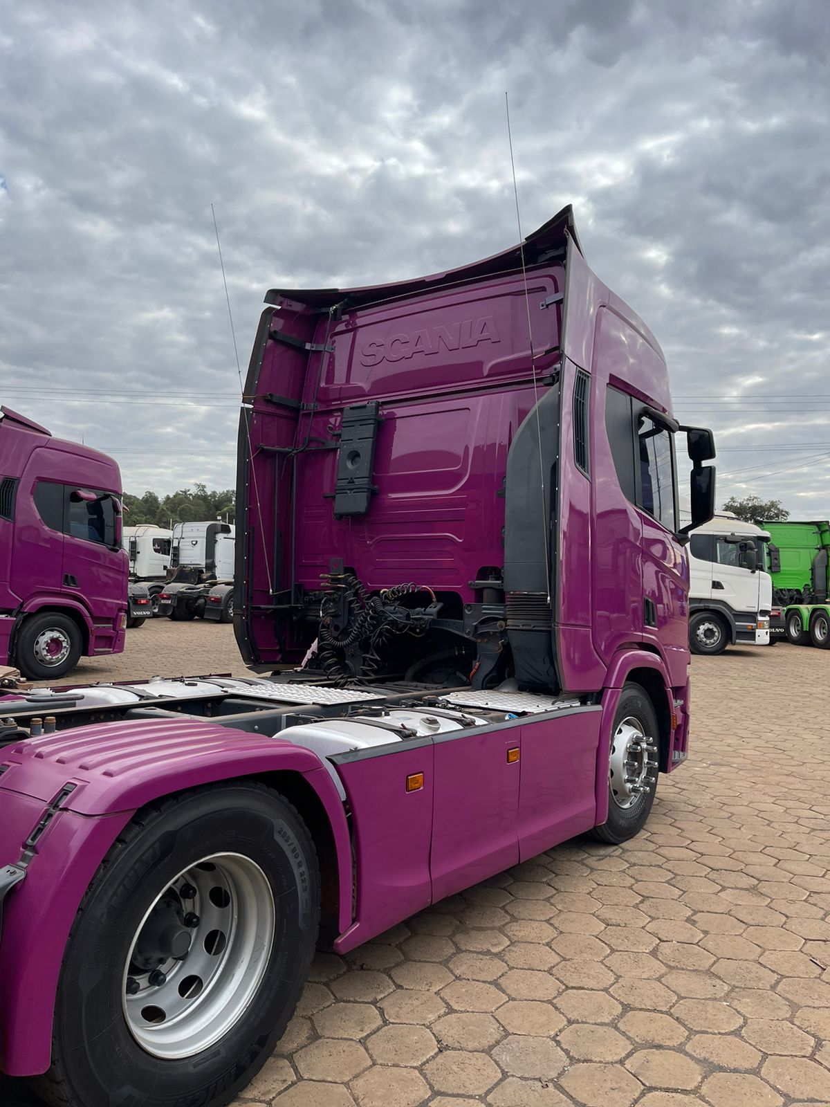 Marca/Modelo: Scania/R540 Ano/Modelo: 21/21 Tração: 6x4 molas Quilometragem: 283k Cor: Roxo Retarder: Sim Geladeira: Sim