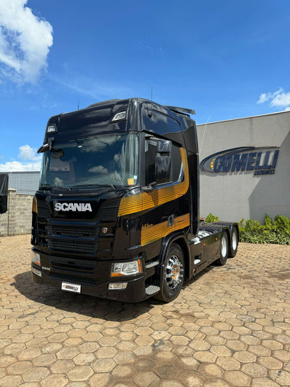 Marca/Modelo: Scania/R540 Ano/Modelo: 21/21 Tração: 6x4 Retarder: sim molas Quilometragem: 248k Cor: Preta