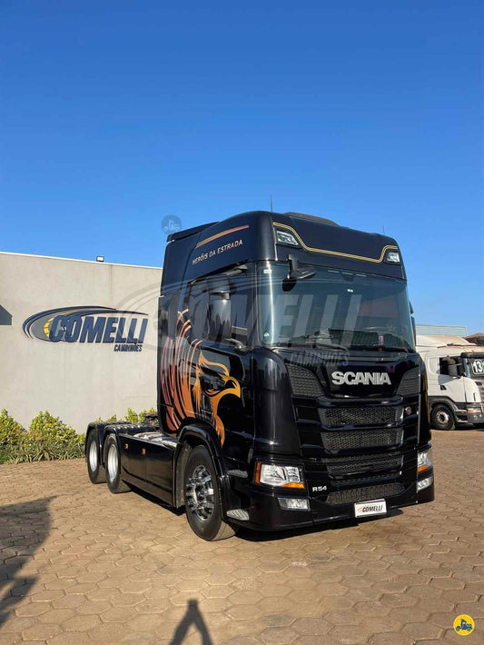 Marca/Modelo: Scania/540 Ano/Modelo: 21/21 Tração: 6x4 molas Quilometragem: 248 k Cor: Preto