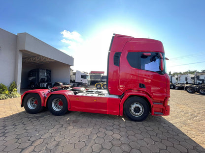 Marca/Modelo: Scania/R540 Ano/Modelo: 21/21 Tração: 6x4 molas Quilometragem: 248k Cor: Vermelho Retarder: Sim Geladeira: