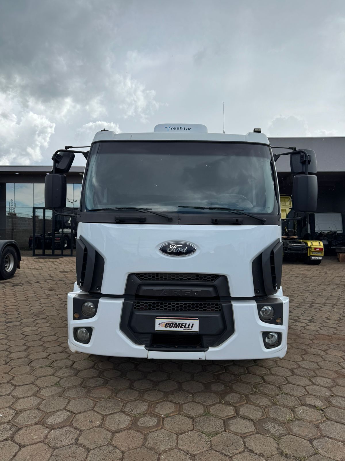 Marca/Modelo: Ford Cargo Graneleiro/ Ano/ Modelo:18/19 /Tração: 8x2 Quilometragem:  247k Cor: Branco