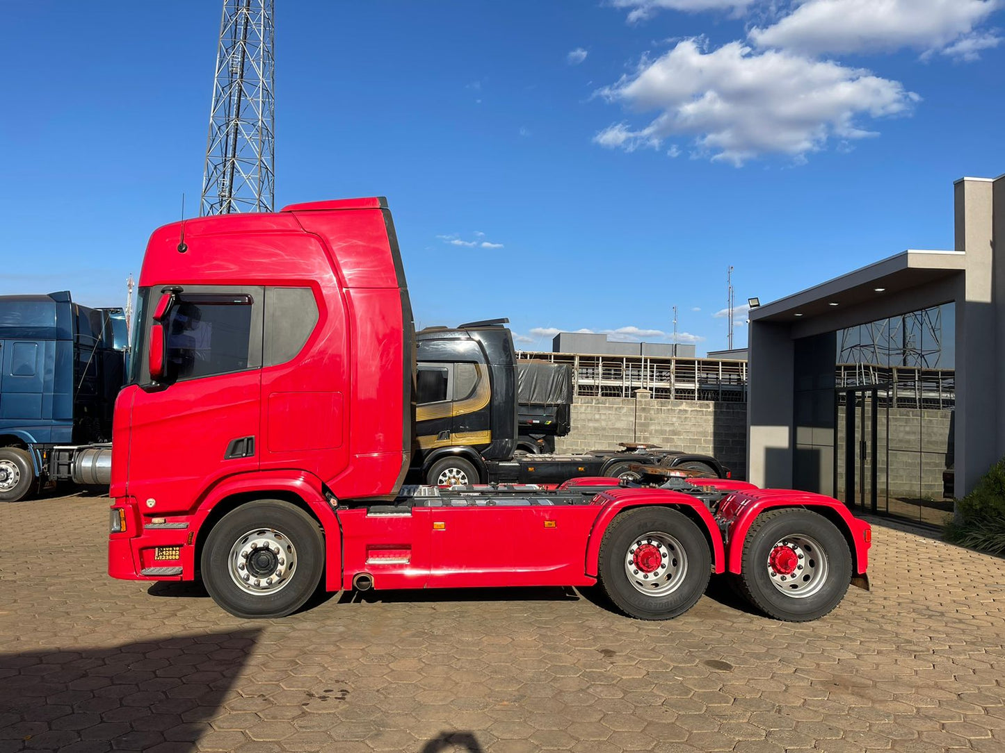 Marca/Modelo: Scania/R540 Ano/Modelo: 21/21 Tração: 6x4 molas Quilometragem: 248k Cor: Vermelho Retarder: Sim Geladeira: