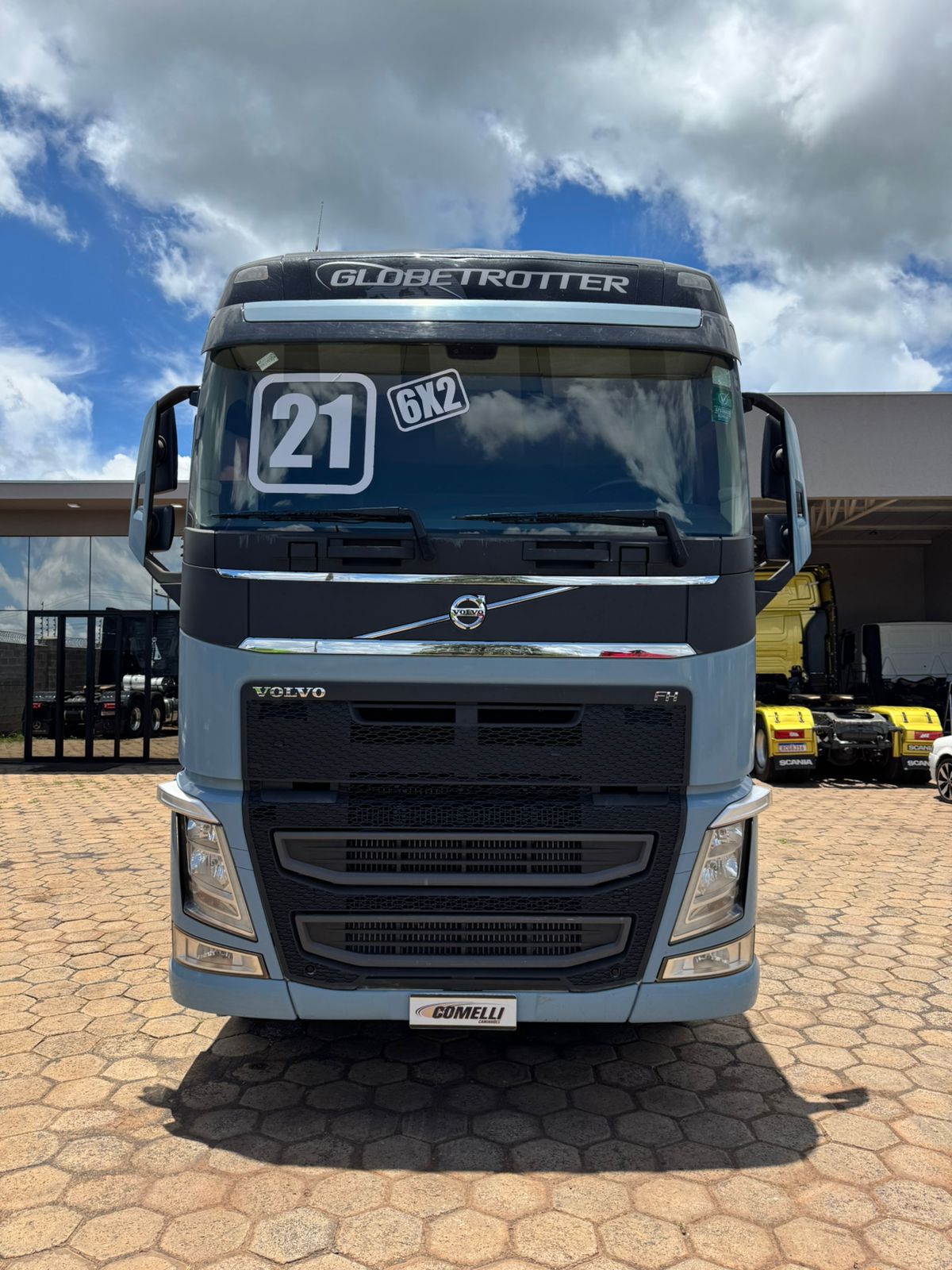 Marca/Modelo: Volvo FH 460/ Ano/Modelo: 21/21 Tração: 6x2 molas Quilometragem: 285 k Cor: Azul