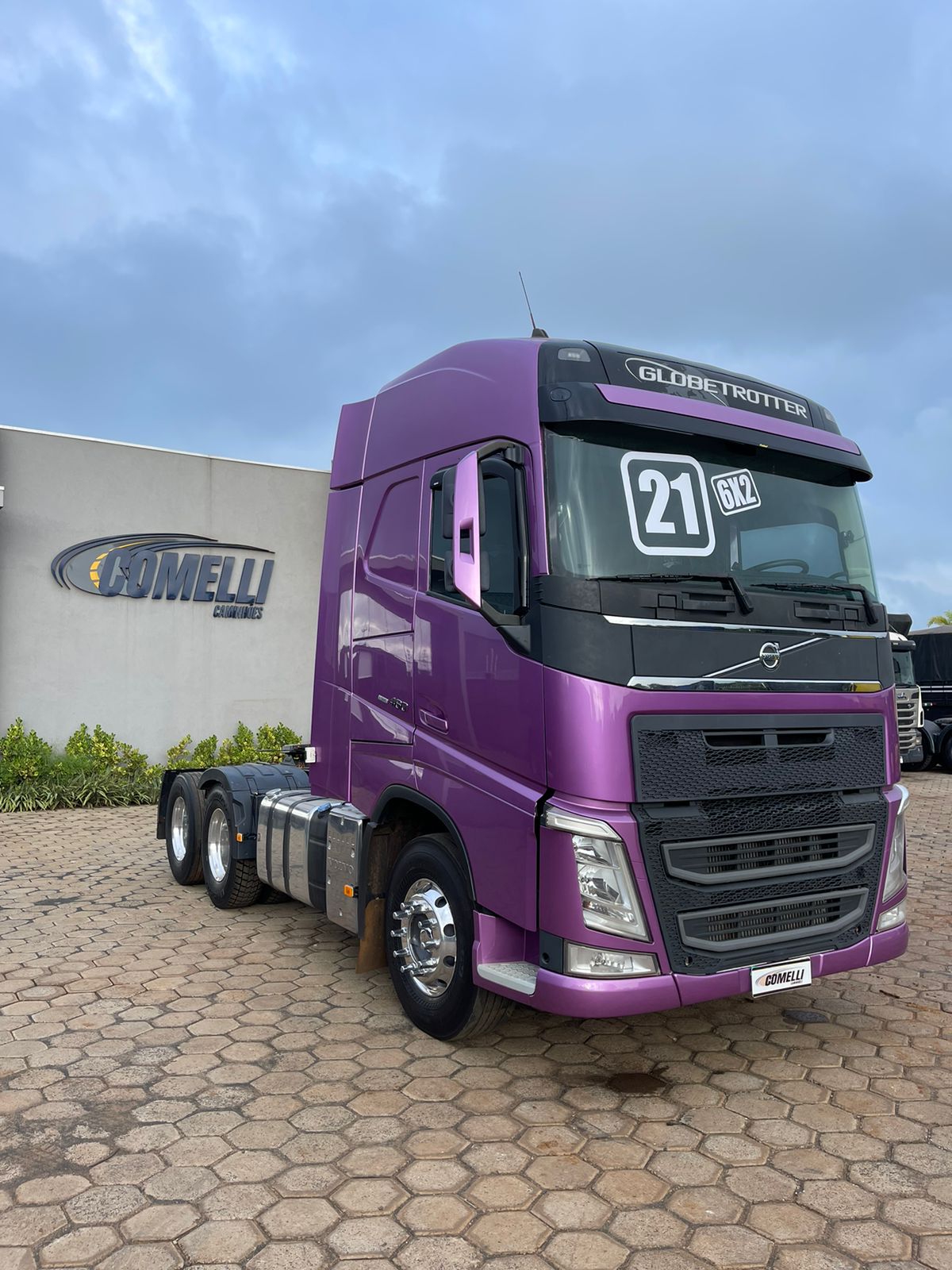 Marca/Modelo: Volvo/FH460 Ano/Modelo: 21/21 Tração: 6x2 molas Cor: Roxo Metálico Quilometragem: 425k Automático Ar-condi