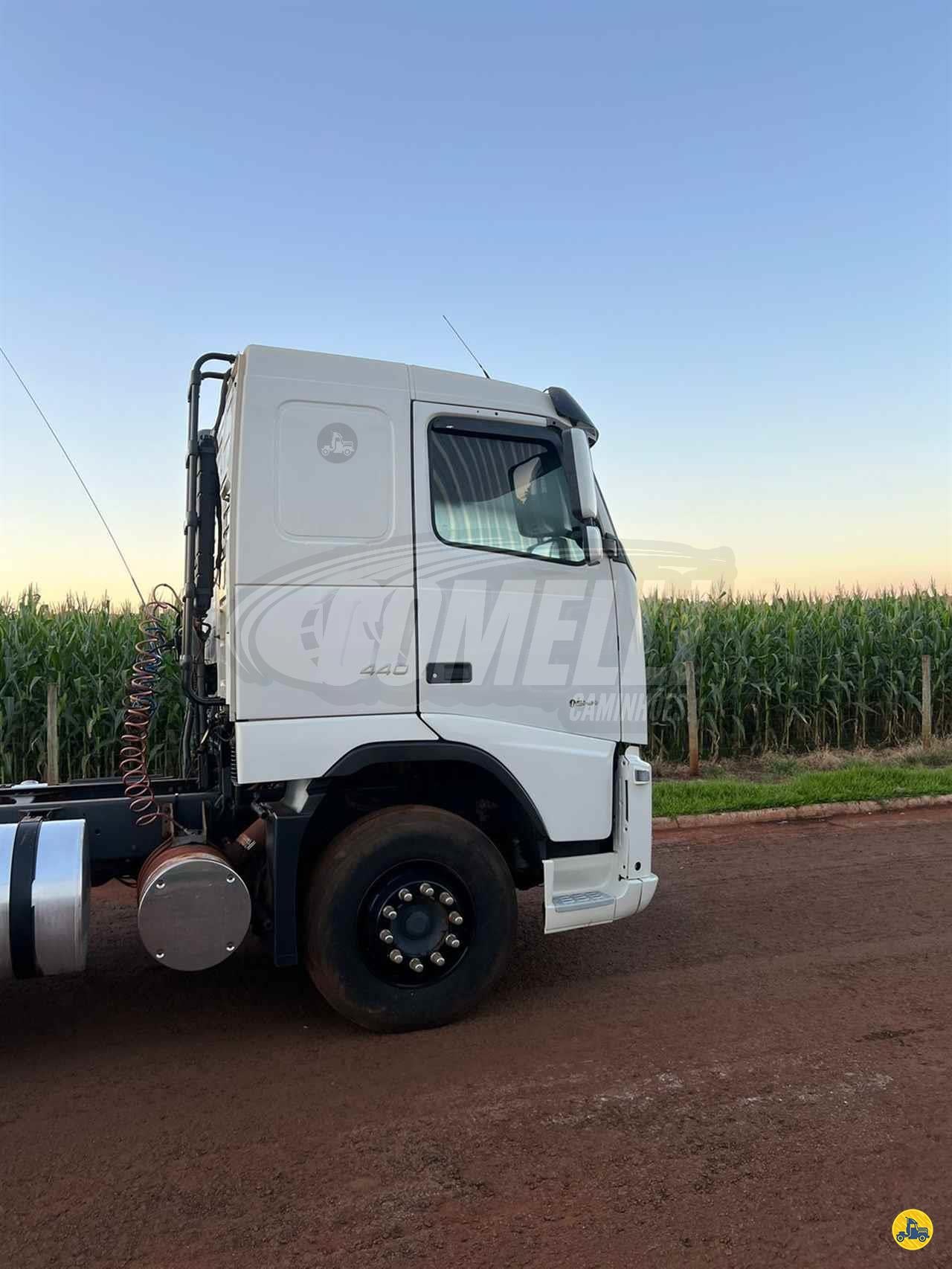 Marca/Modelo: Volvo/FH440  Ano/Modelo: 2011/2011  Quilometragem: 984k  Tração: 6x4 molas  Cor Branco  Ar- eletrcondicion