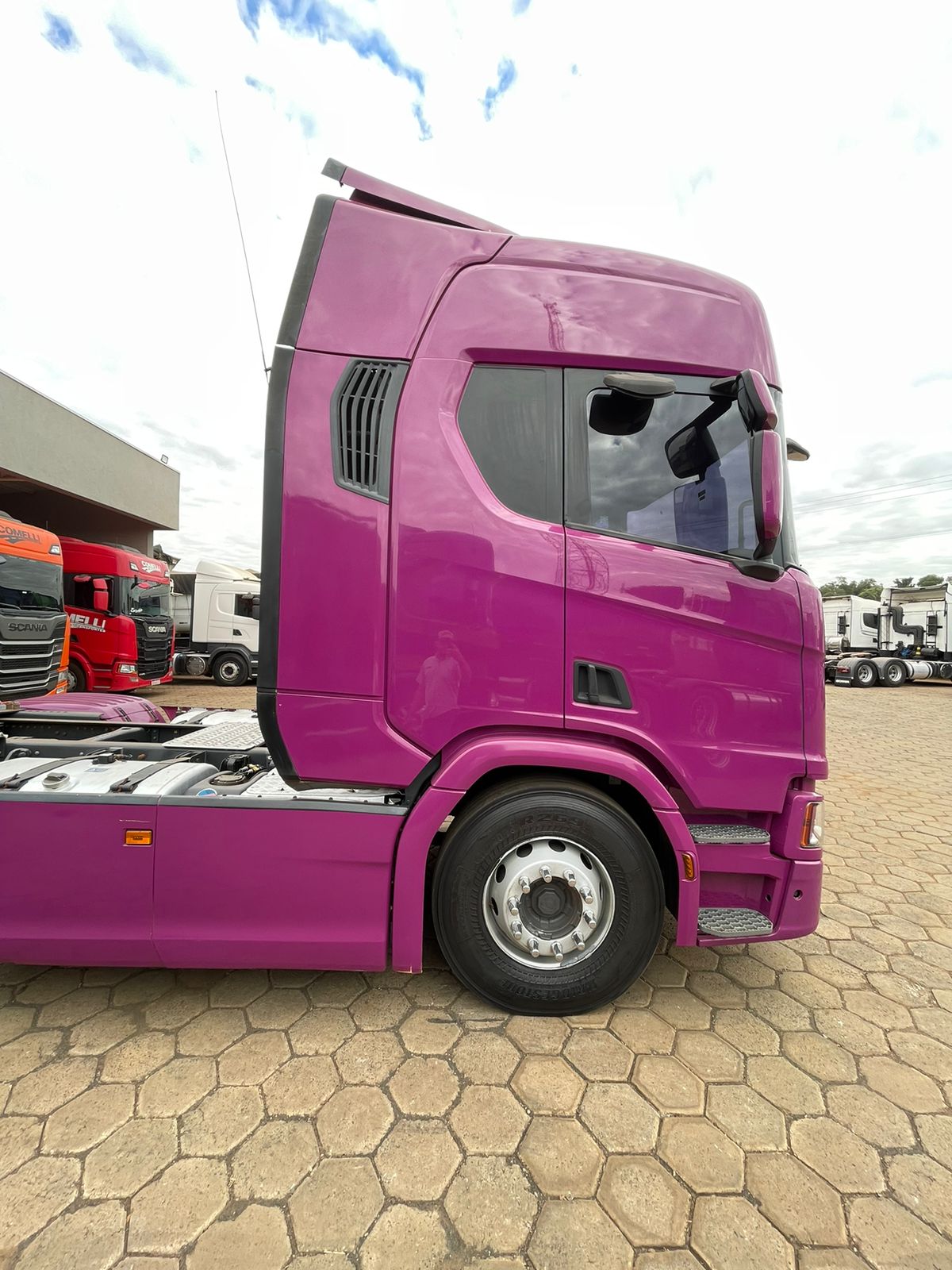 Marca/Modelo: Scania/R540 Ano/Modelo: 21/21 Tração: 6x4 molas Quilometragem: 283k Cor: Roxo Retarder: Sim Geladeira: Sim