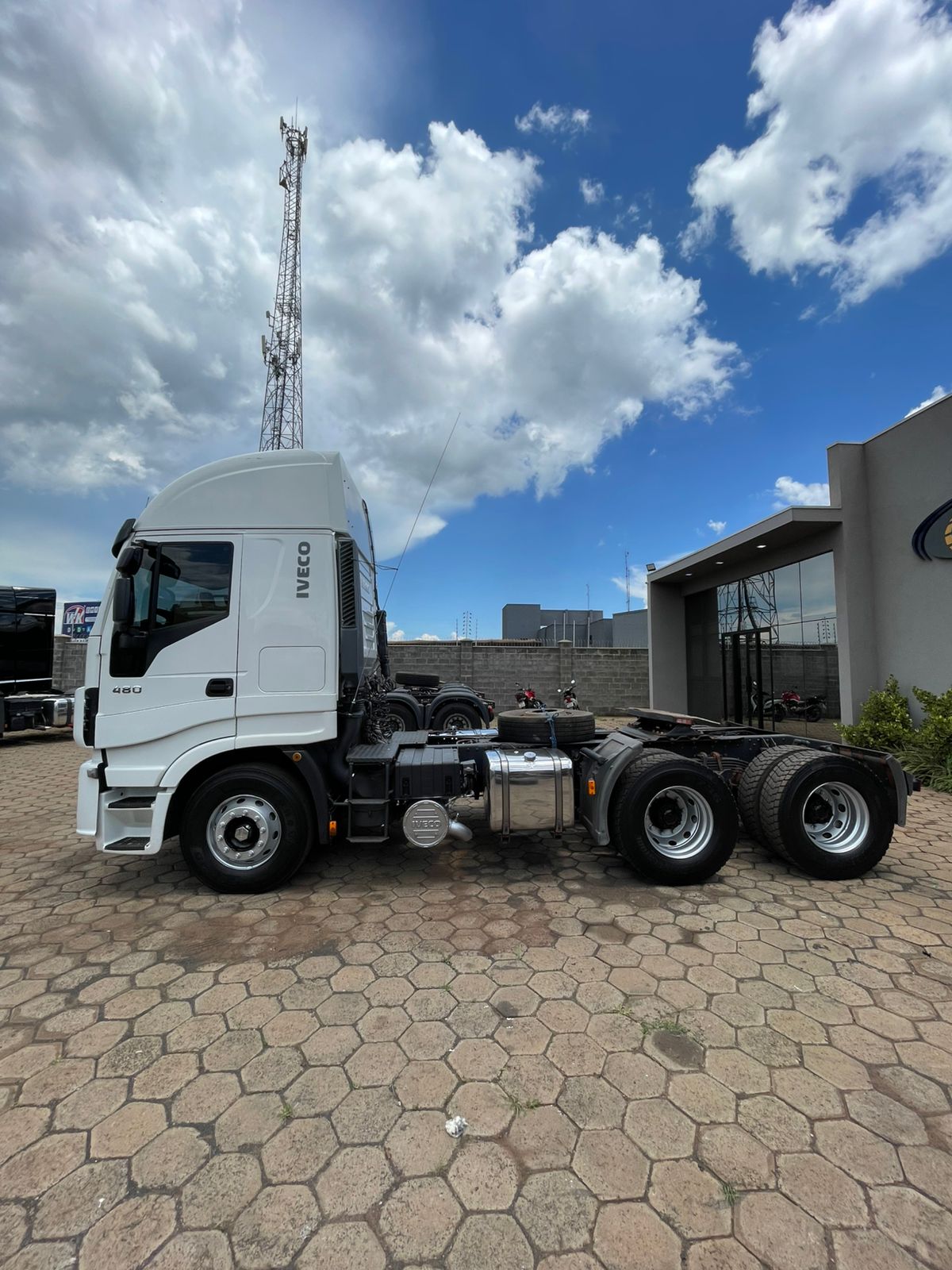 Marca/Modelo: IVECO STRAILS 480 HI WAY/ Ano/Modelo: 20/20 Tração: 6x4 molas Quilometragem:294k Cor: Branco