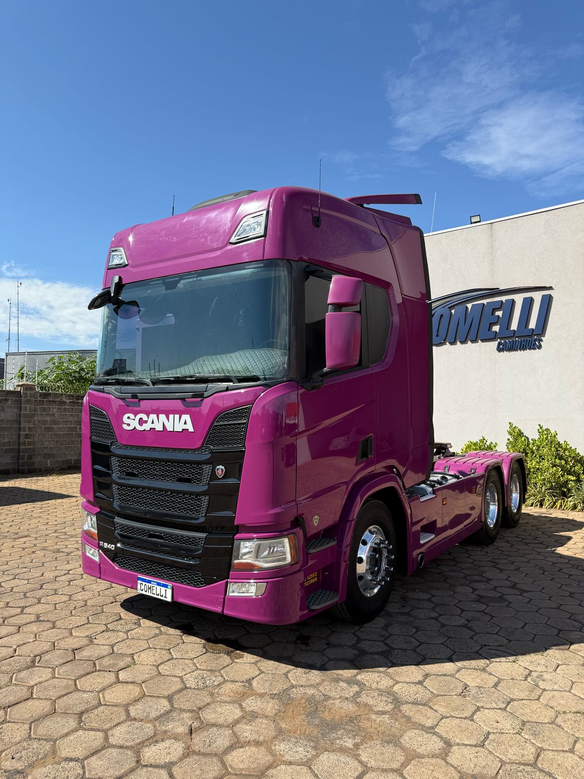 Marca/Modelo: Scania/540 Ano/Modelo: 21/21 Tração: 6x4 molas Quilometragem: 250k Cor: Roxo